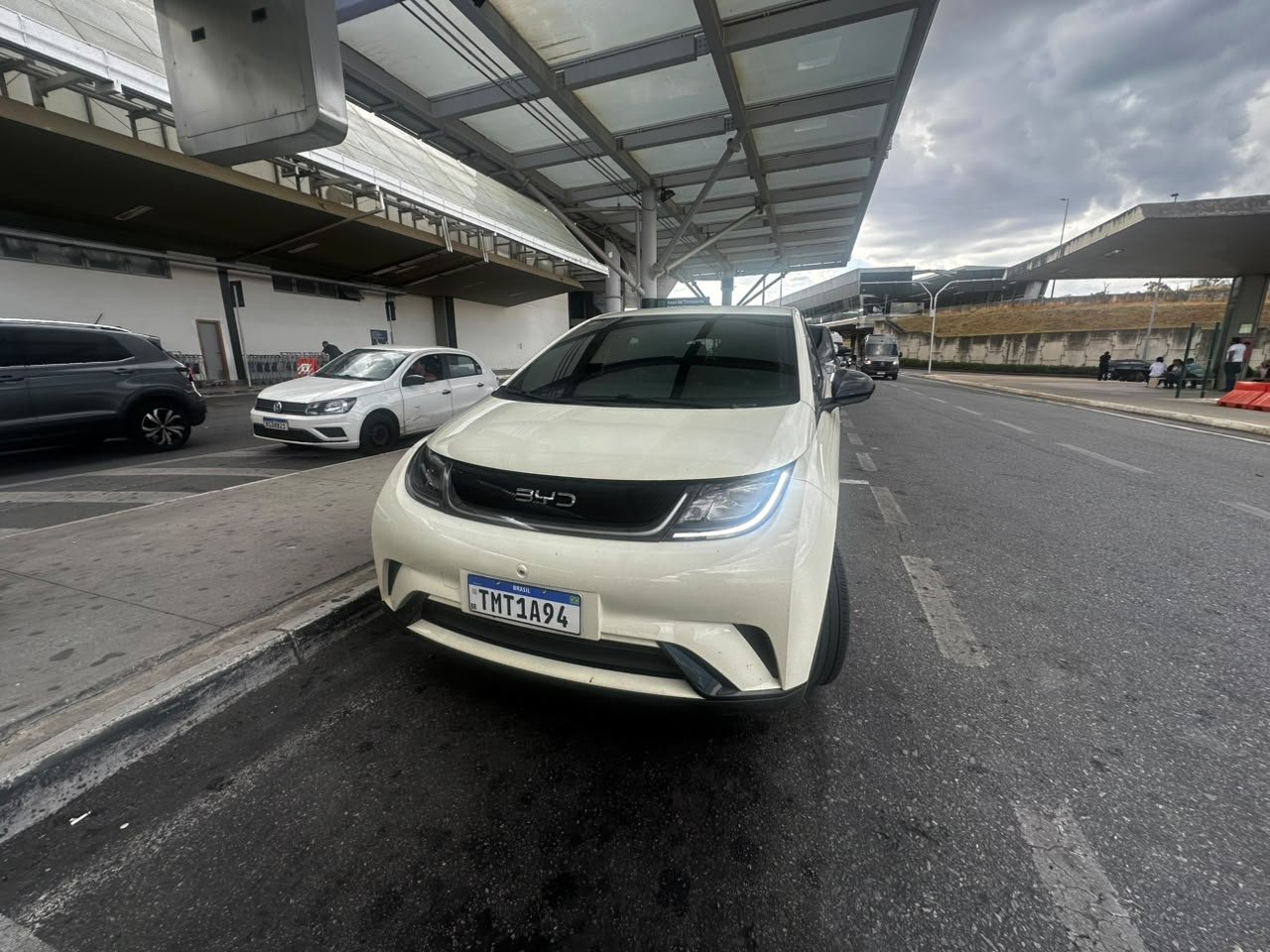 BYD Dolphin da Uai Go em atendimento no aeroporto