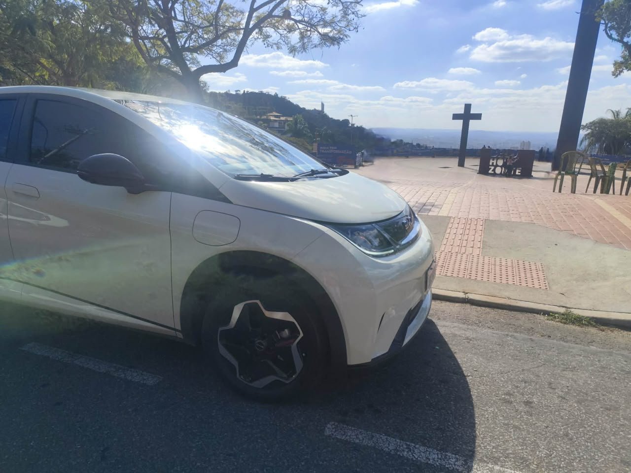 BYD Dolphin da Uai Go em mirante de Belo Horizonte
